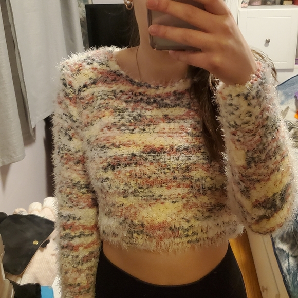 Round neck crop knit sweater - Picture 4 of 5